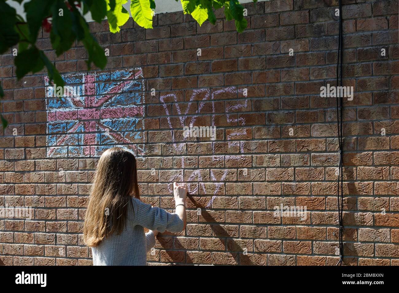 Carmarthen, Royaume-Uni. 8 mai 2020. Les habitants de Johnstown, Carmarthen célèbrent le 75e anniversaire de la Ve (victoire en Europe) en organisant une fête de rue pendant le confinement pandémique Covid-19, tout en respectant les règles de distanciation sociale. Crédit: Gruffydd Ll. Thomas/Alay Live News Banque D'Images