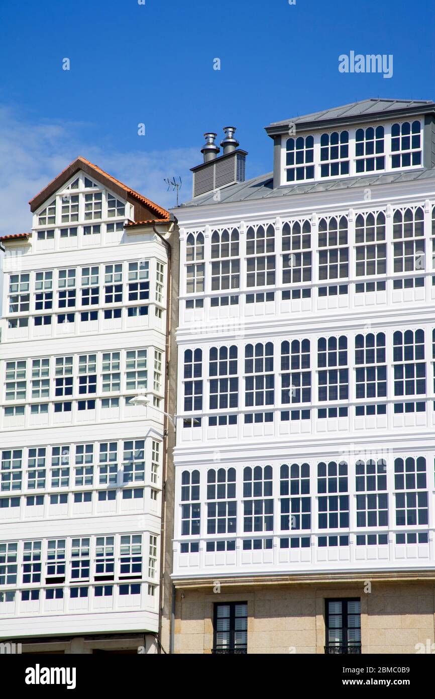 Galerias (balcons à façade vitrée) sur Marina Avenue, la Coruna City, Galice, Europe Banque D'Images