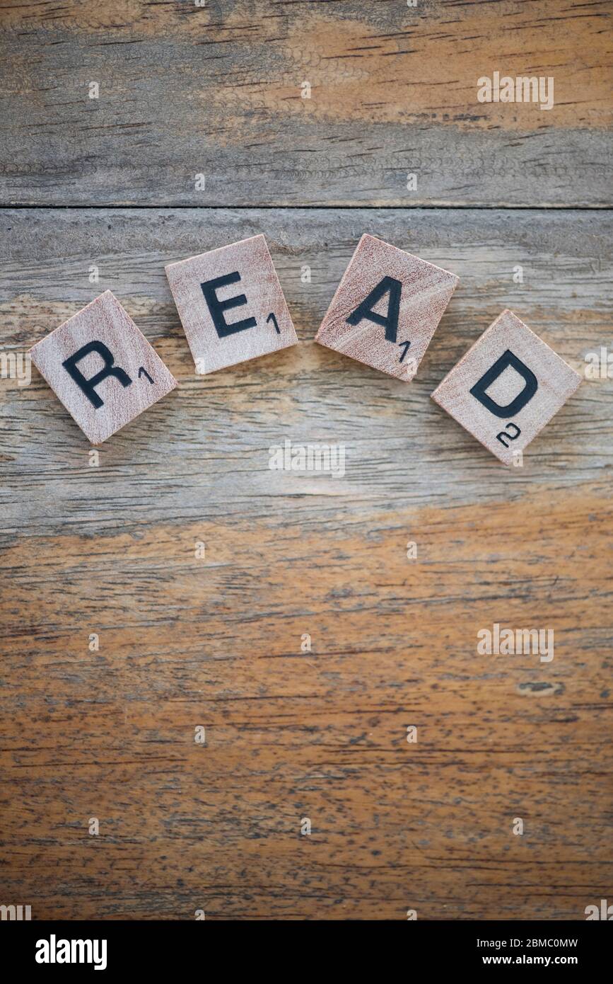 Lire en lettres majuscules Banque D'Images