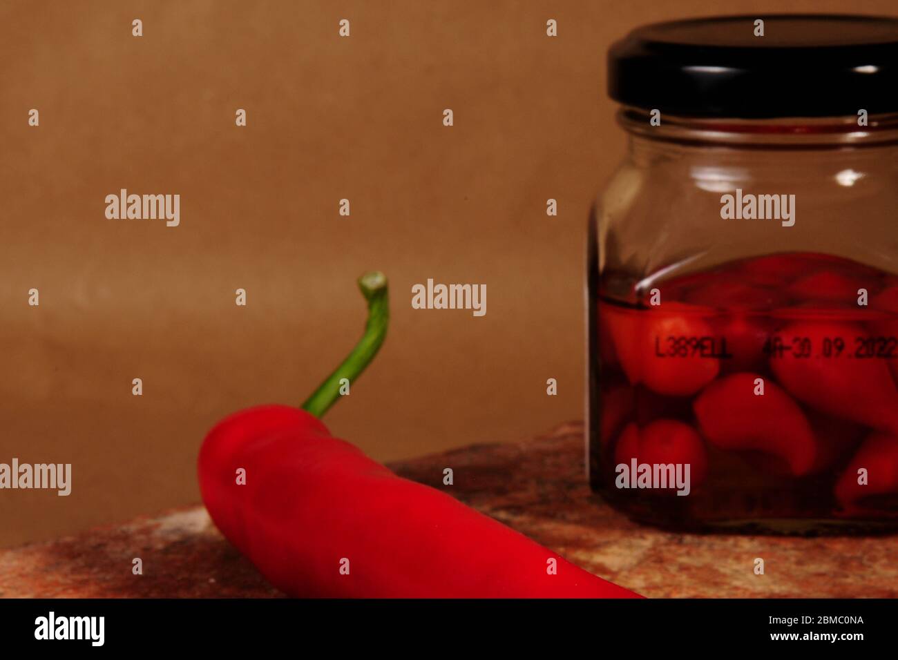 récipient en verre avec peperoni chaud en gros plan Banque D'Images