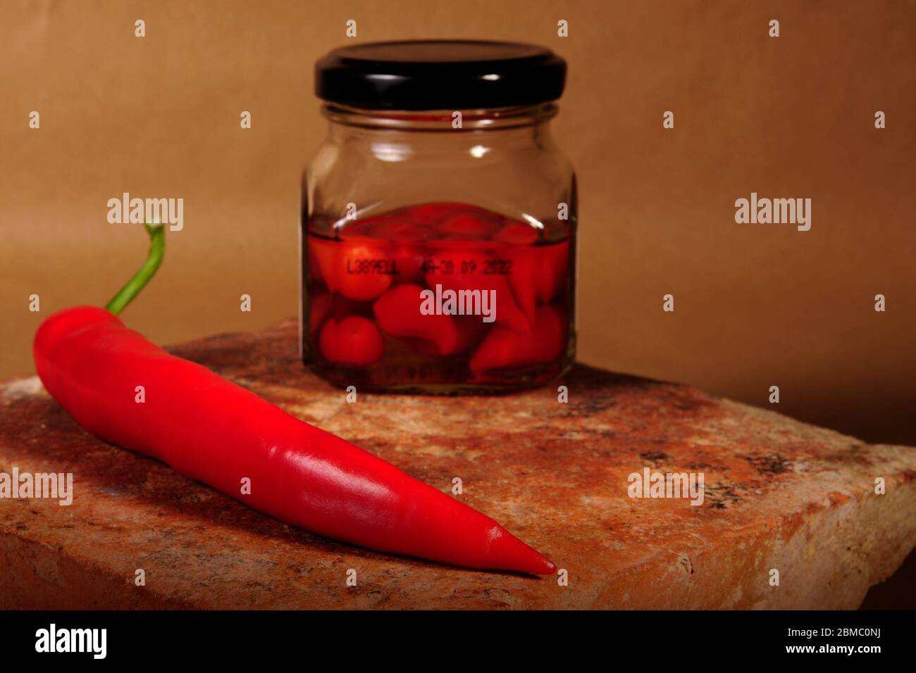 récipient en verre avec peperoni chaud en gros plan Banque D'Images