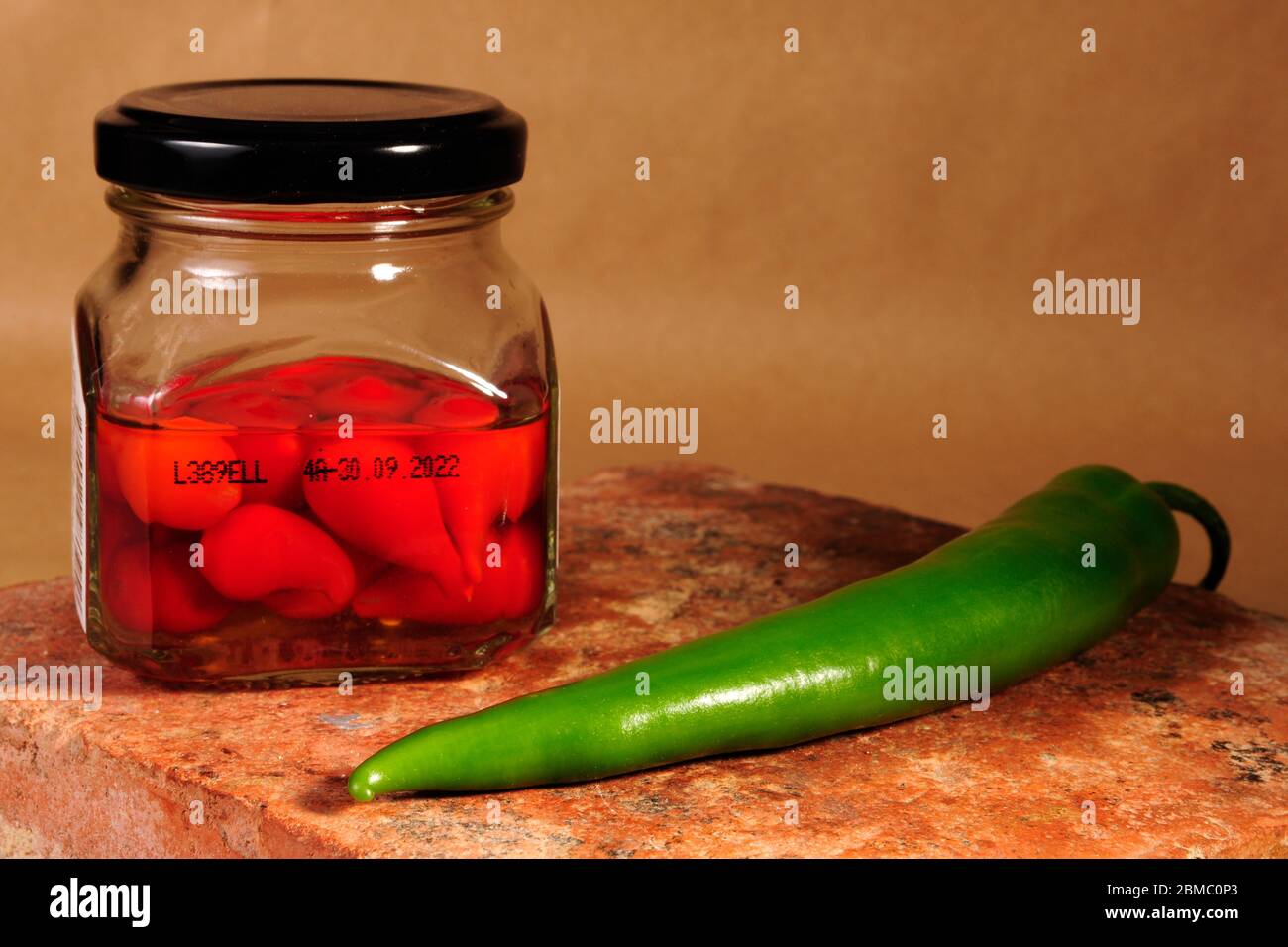 récipient en verre avec peperoni chaud en gros plan Banque D'Images