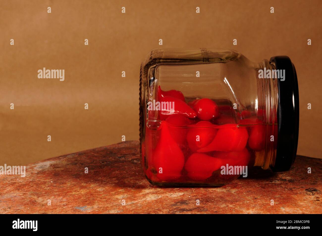 récipient en verre avec peperoni chaud en gros plan Banque D'Images