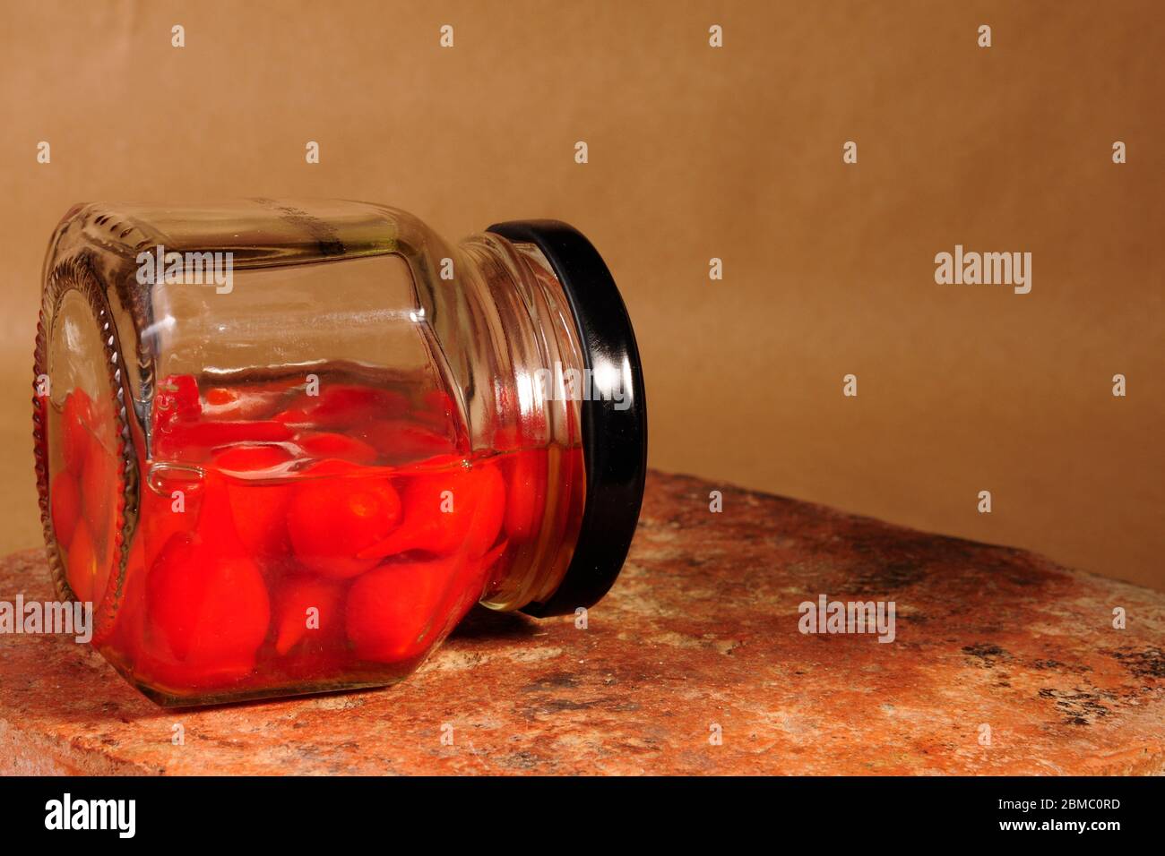 récipient en verre avec peperoni chaud en gros plan Banque D'Images