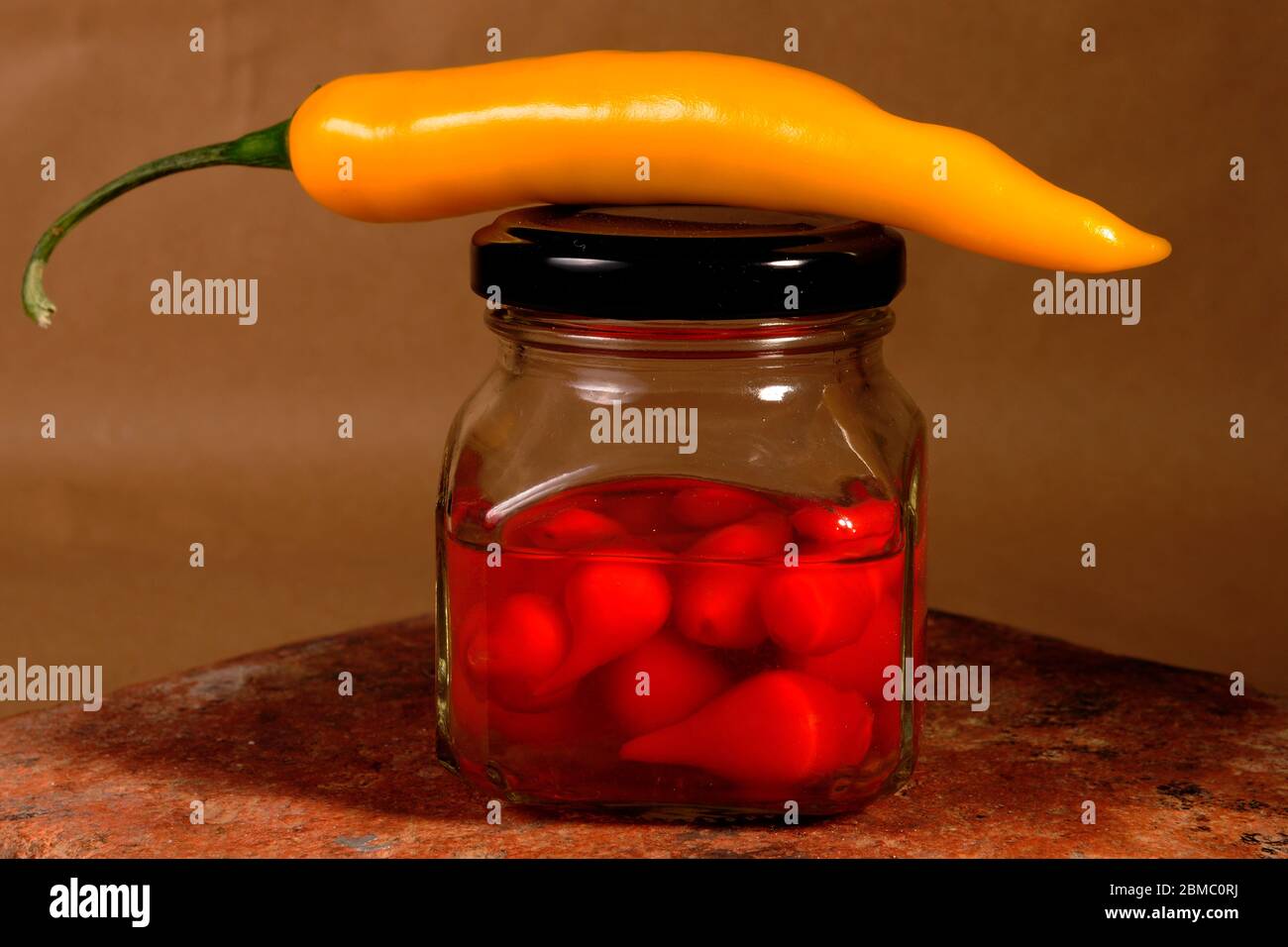 récipient en verre avec peperoni chaud en gros plan Banque D'Images