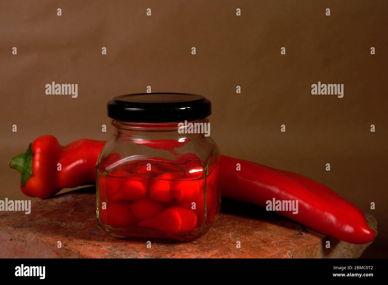 récipient en verre avec peperoni chaud en gros plan Banque D'Images