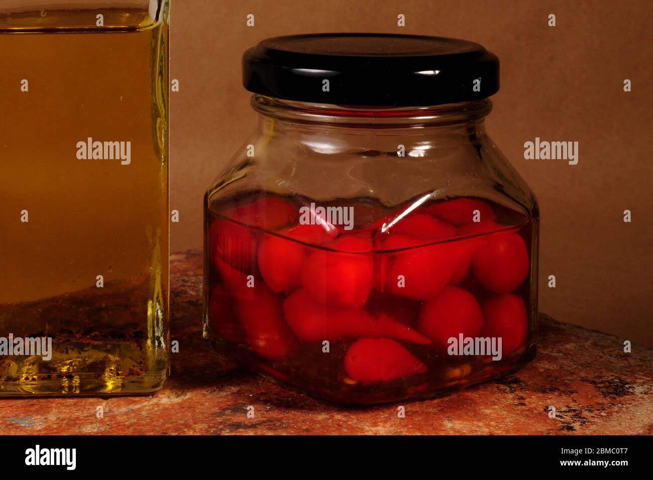 récipient en verre avec peperoni chaud en gros plan Banque D'Images