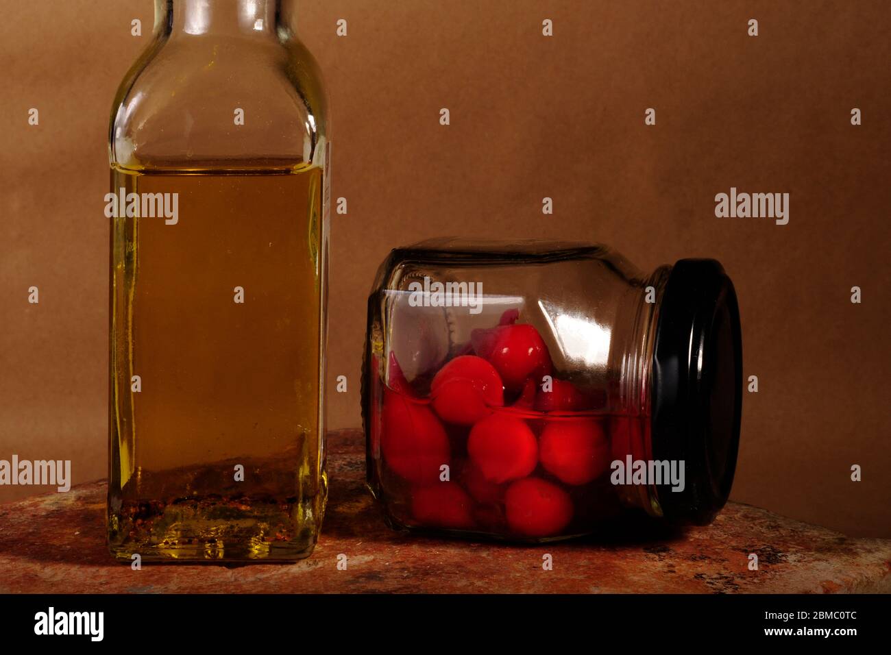 récipient en verre avec peperoni chaud en gros plan Banque D'Images