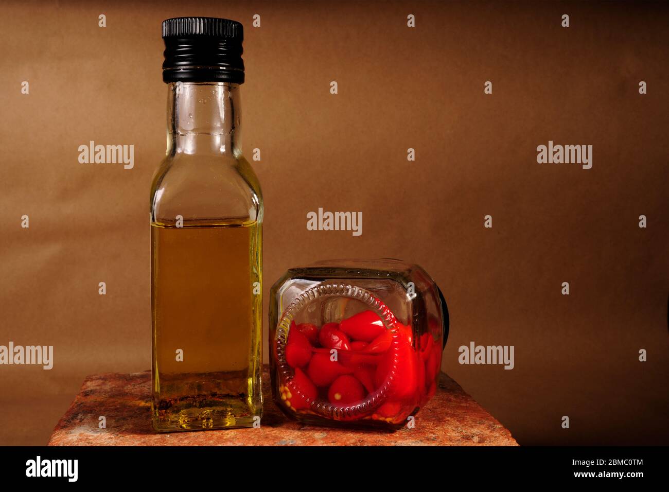 récipient en verre avec peperoni chaud en gros plan Banque D'Images