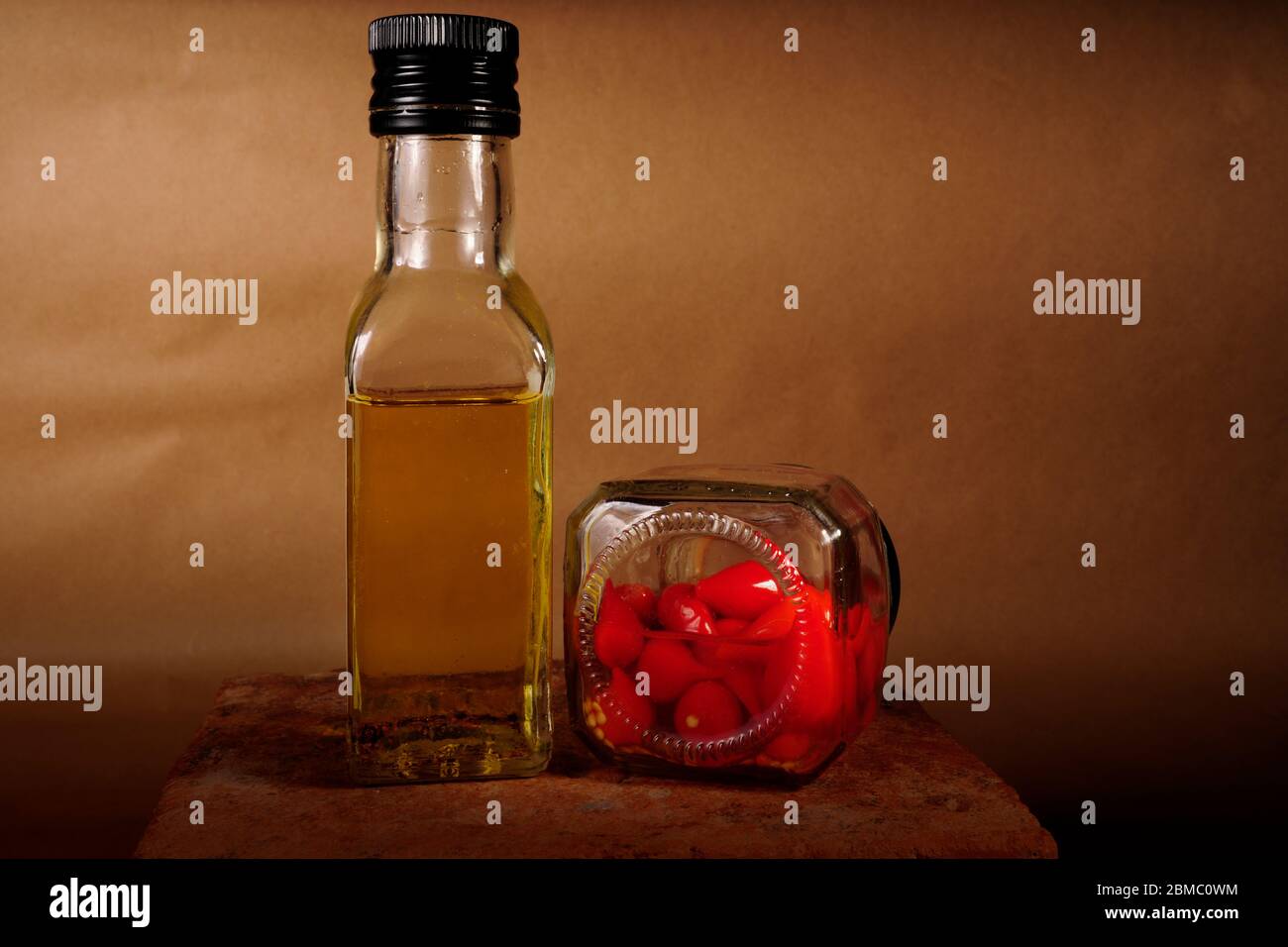 récipient en verre avec peperoni chaud en gros plan Banque D'Images