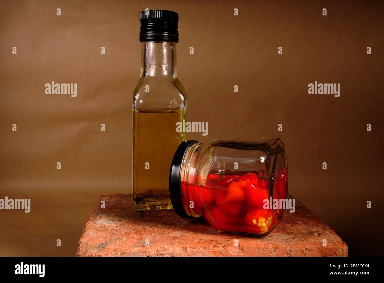 récipient en verre avec peperoni chaud en gros plan Banque D'Images