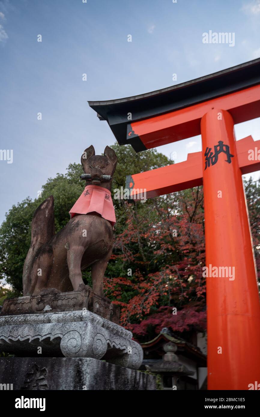 Statue d'un renard au sanctuaire de Fushimi Inari Taisha, Kyoto, Japon Banque D'Images