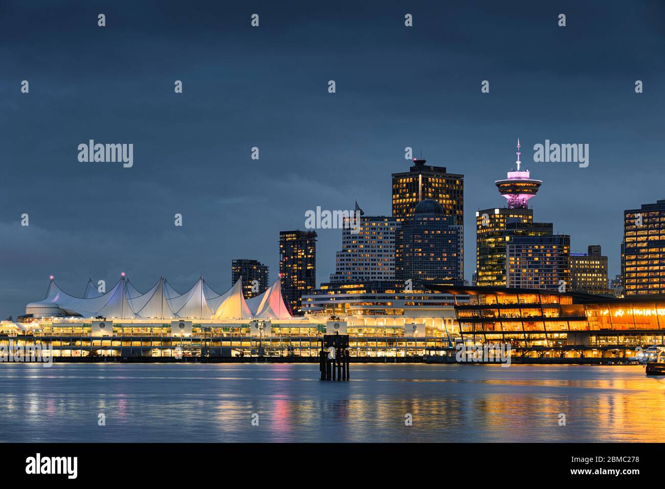 Paysage urbain des bâtiments modernes illuminant le marché central sur la côte au parc Stanley, Vancouver, Canada Banque D'Images