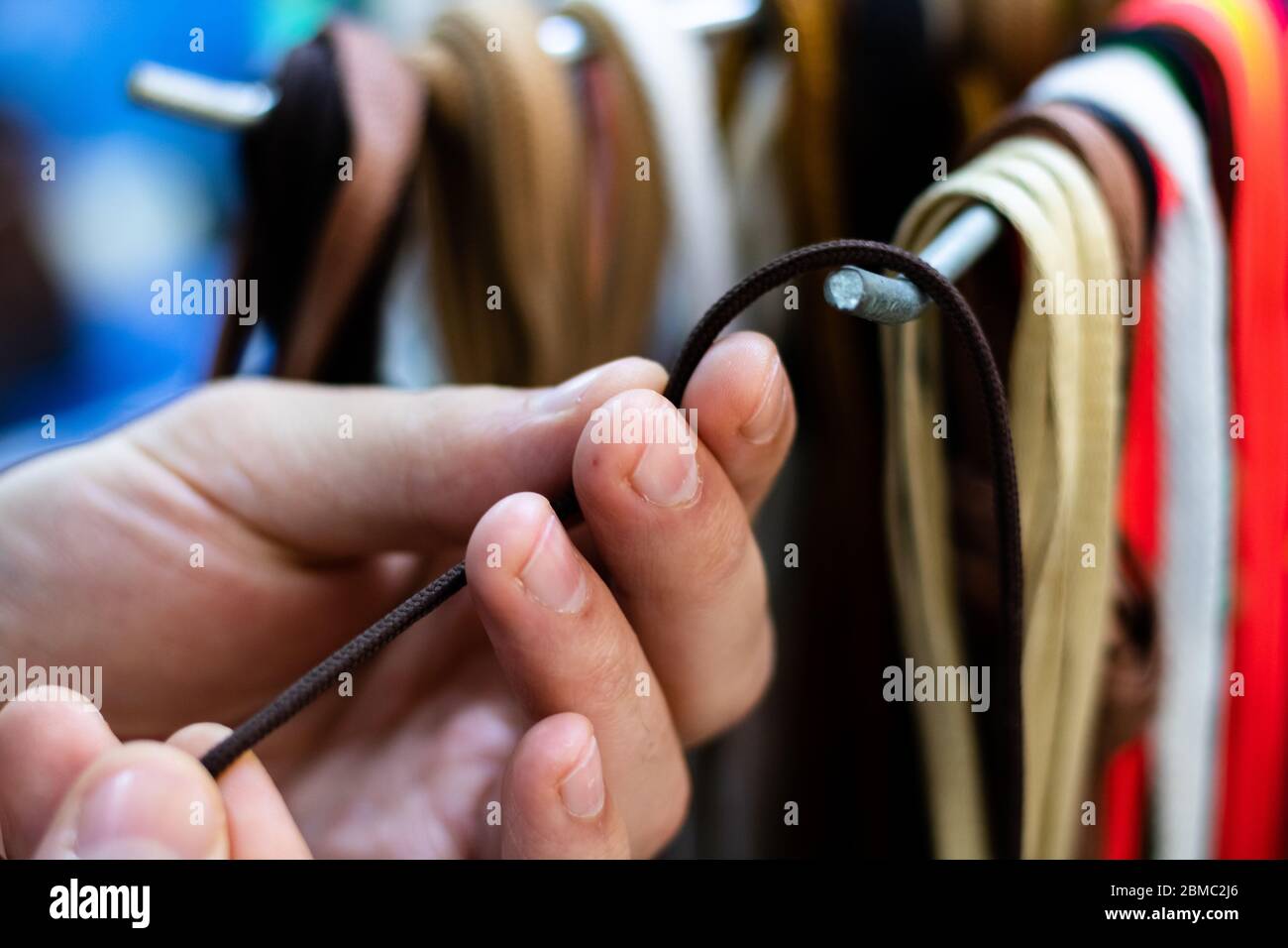 homme choisissant des lacets sur le stand Banque D'Images