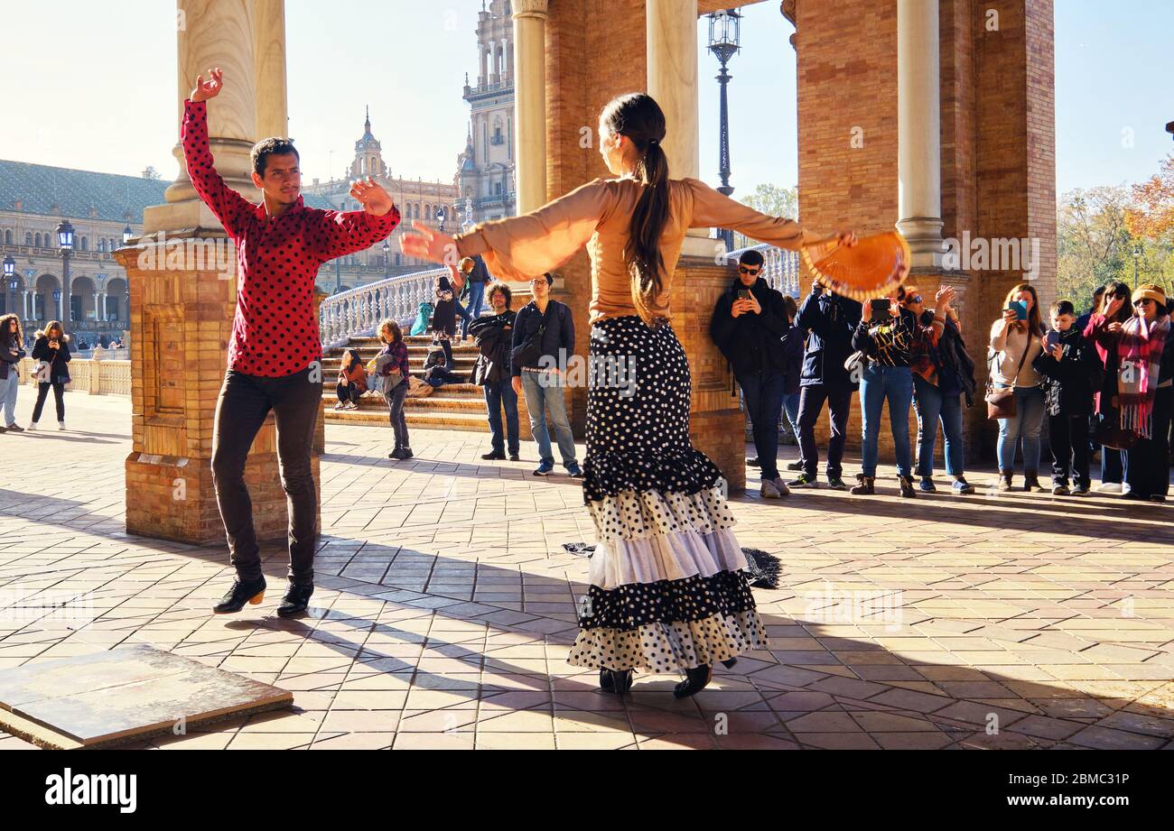 Séville, Espagne: 23 décembre 2019: Les touristes apprécient le spectacle traditionnel de flamenco de rue, spectacle pour les visiteurs à la Plaza de Espana. Attraction et divertissement Banque D'Images