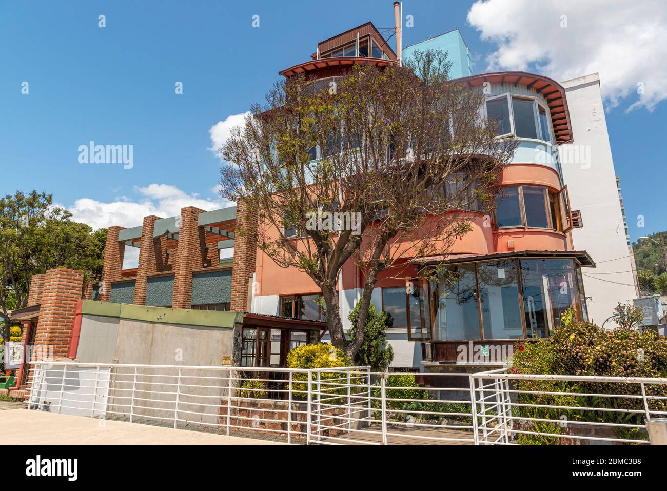 Valparaiso, Chili. La Sebastiana, maison du poète Pablo Neruda. Banque D'Images