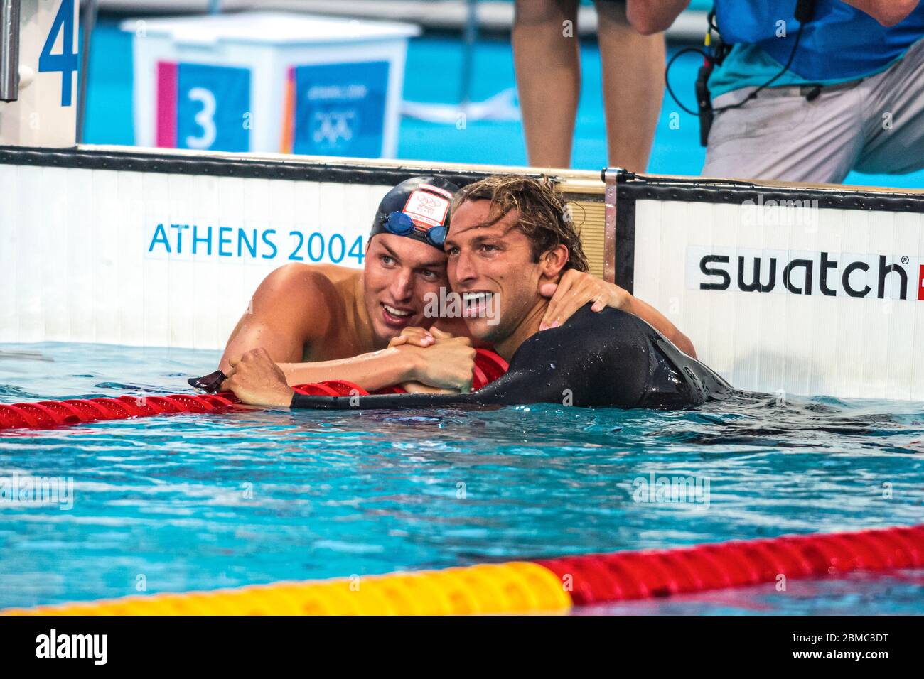 Ian Thorpe (AUS) remporte la médaille d'or avec le médaillé d'argent Pieter van den Hoogenband (NED) à la finale libre de 200 mètres des hommes aux Jeux olympiques de 2004 Banque D'Images