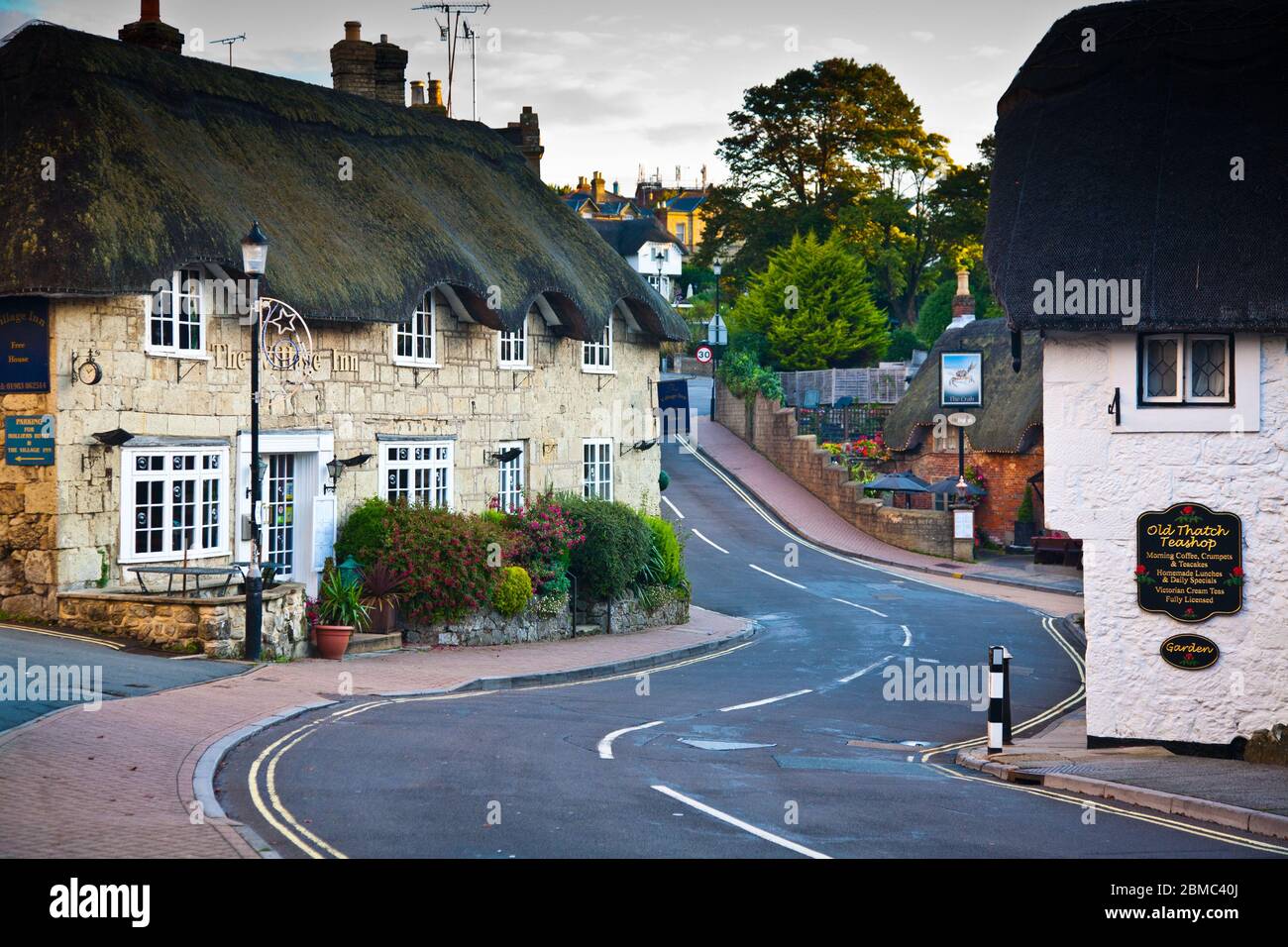 Rue étroite traversant le vieux village de Shanklin sur l'île de Wight Banque D'Images