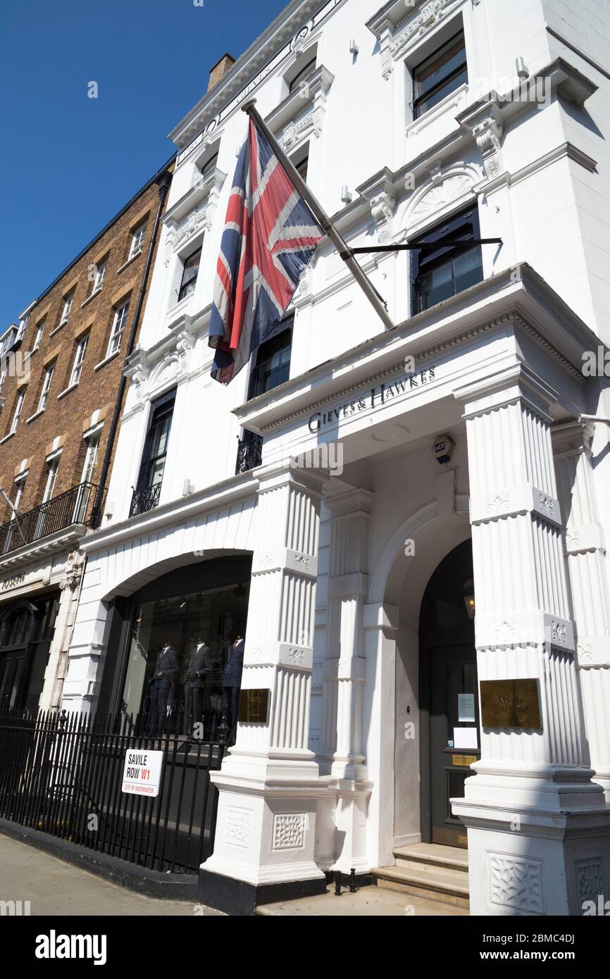 Gieves & Hawkes - tailleur de gentlemen / boutique de couture avant et vitrine au numéro 1, Savile Row, Londres Royaume-Uni. Le panneau de rue Westminster est attaché aux balustrades. (118) Banque D'Images