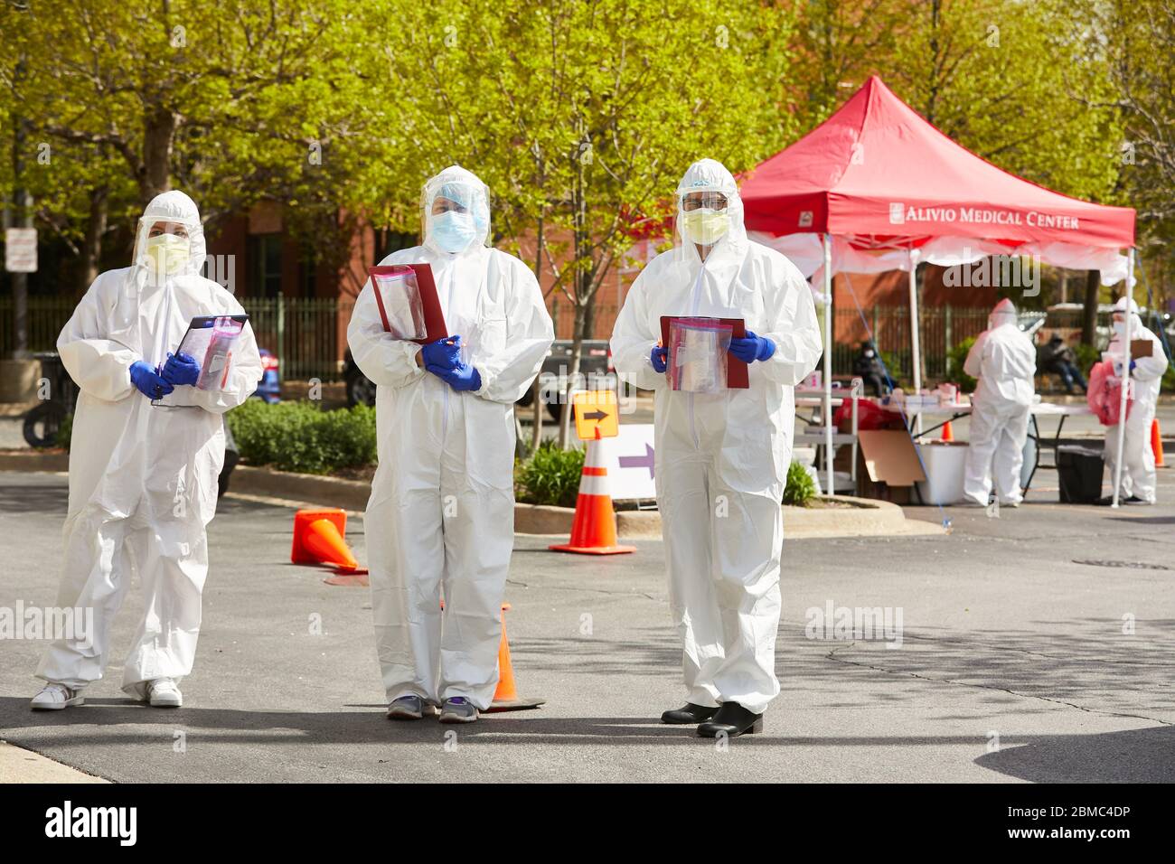 Portrait d'un groupe de techniciens d'un centre de santé communautaire qui effectuent des examens gratuits sur les résidents du quartier pour tester le coronavirus Covid-19 Banque D'Images