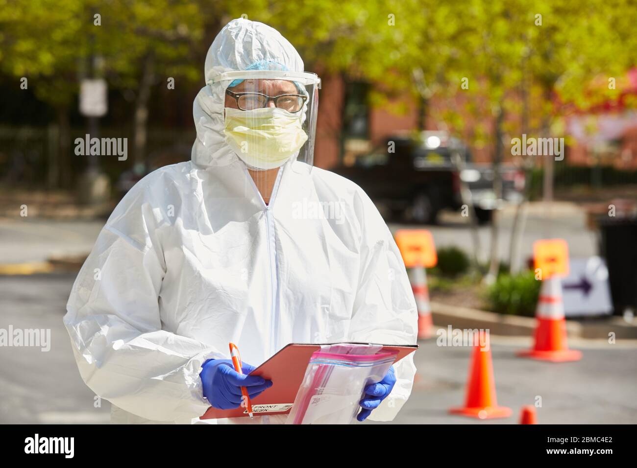 Un groupe de techniciens d'un centre de santé communautaire effectuent des examens gratuits sur les résidents du quartier pour tester le coronavirus Covid-19 Banque D'Images