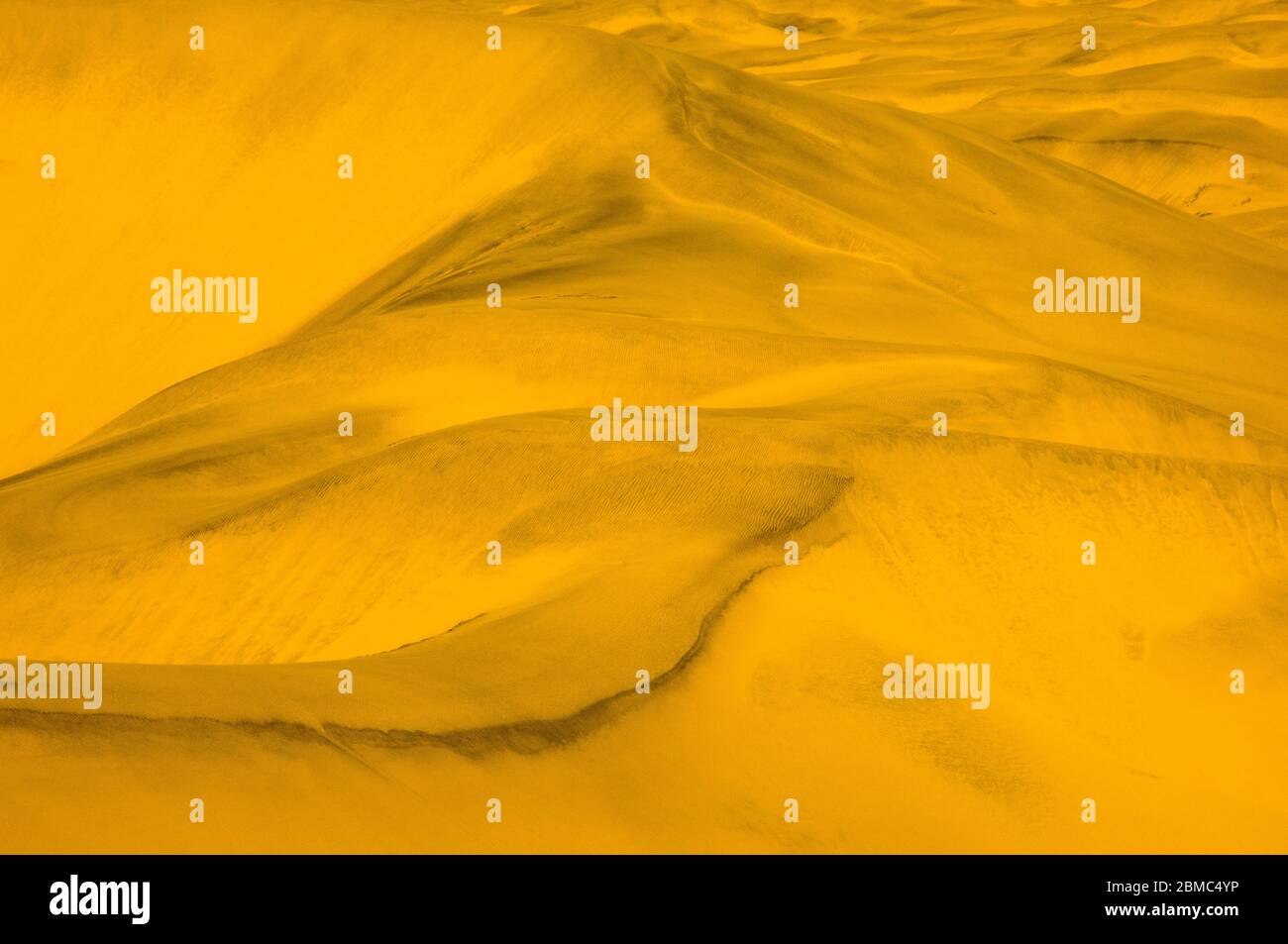 impressionnantes dunes de sable avec vagues et motifs Banque D'Images