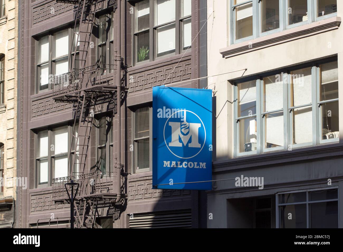 Le panneau Malcolm est visible au bureau de la Malcolm Drilling Company à San Francisco. La société fournit des services de forage et de construction de fondations. Banque D'Images