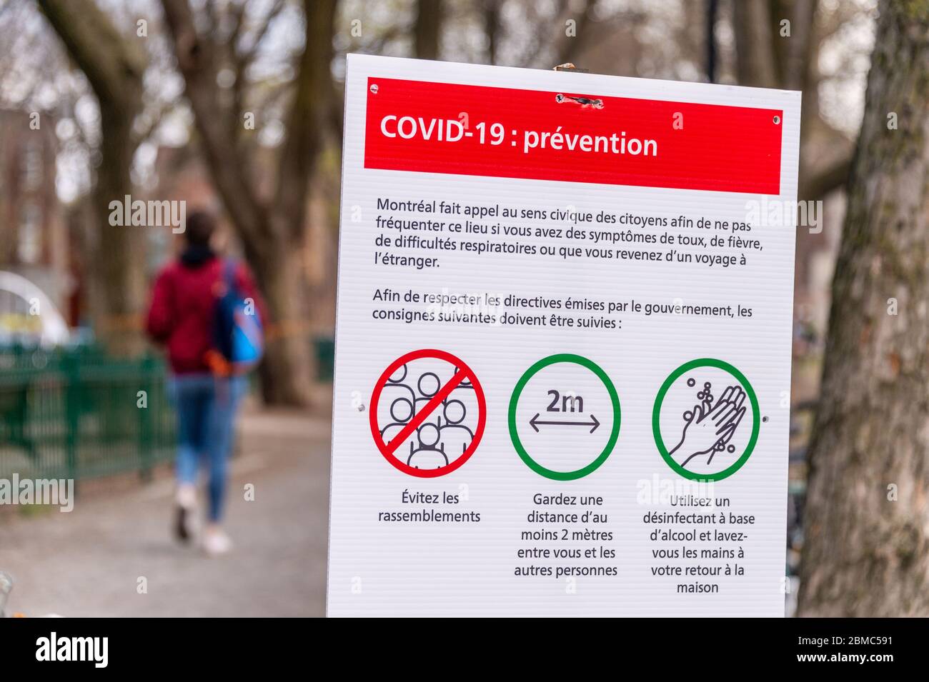Montréal, CA - 8 mai 2020 : panneau indiquant les directives de sécurité de covid-19 à l'entrée d'un parc. Banque D'Images