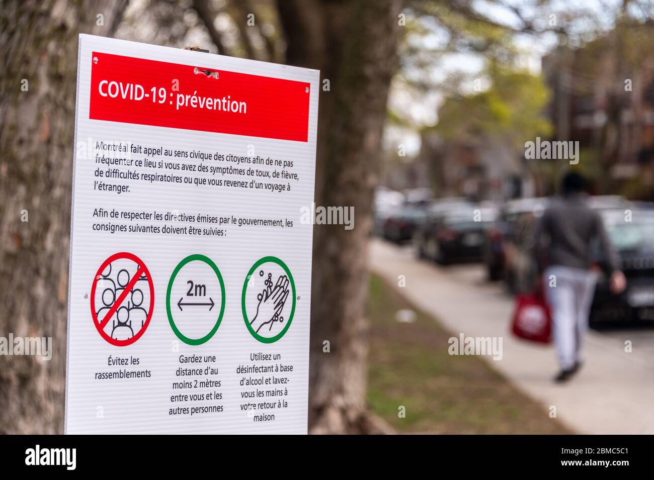 Montréal, CA - 8 mai 2020 : panneau indiquant les directives de sécurité de covid-19 à l'entrée d'un parc. Banque D'Images