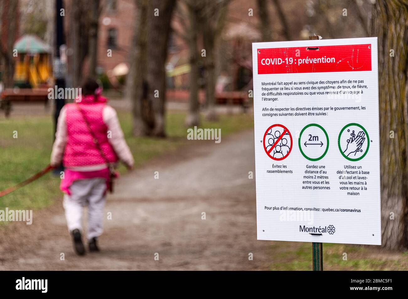 Montréal, CA - 8 mai 2020 : panneau indiquant les directives de sécurité de covid-19 à l'entrée d'un parc. Banque D'Images