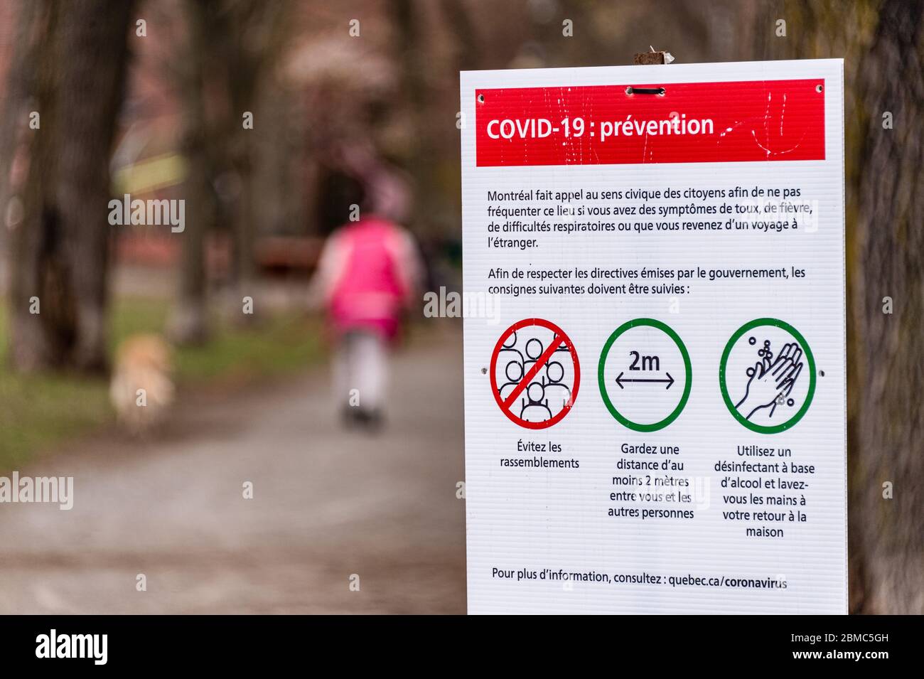 Montréal, CA - 8 mai 2020 : panneau indiquant les directives de sécurité de covid-19 à l'entrée d'un parc. Banque D'Images