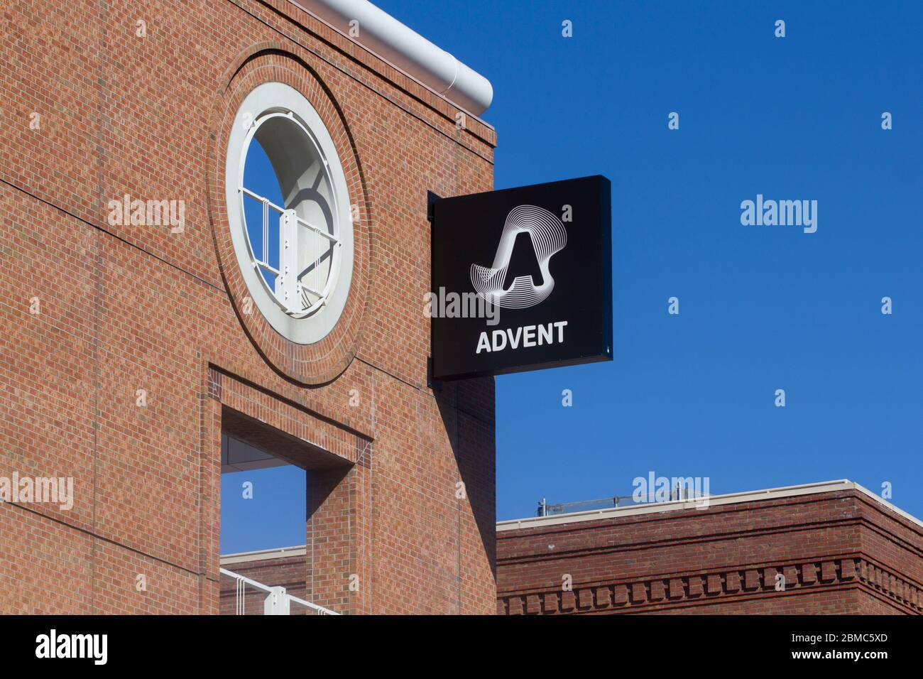 Le logo de l'Avent est visible au siège social de l'Avent SS&C à San Francisco, Californie, le 9 février 2020. SS&C Avent est une unité commerciale de SS&C technologies. Banque D'Images