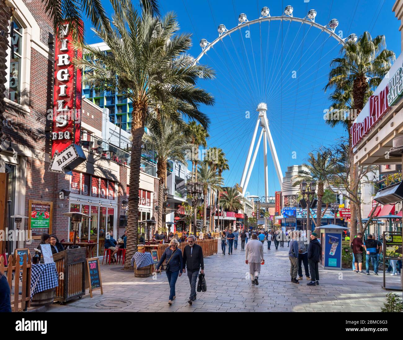 Boutiques, bars et restaurants sur la promenade LINQ en direction de la grande roue du rouleau, Las Vegas Strip, Las Vegas, Nevada, USA Banque D'Images
