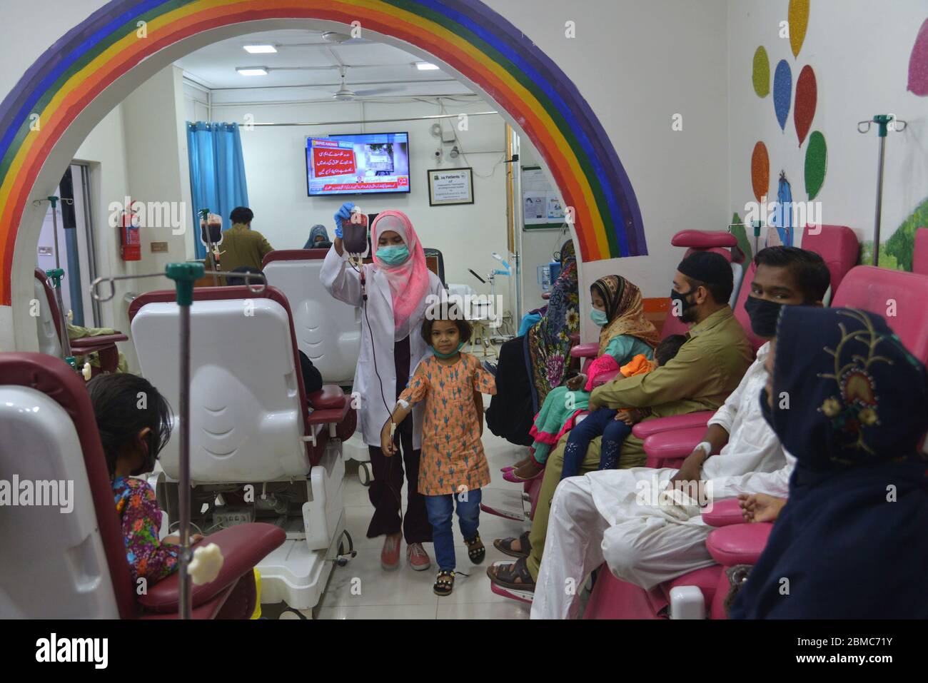 Lahore, Pakistan. 08e mai 2020. (5/8/2020) les enfants pakistanais touchés par la thalassémie traités par transfusion sanguine au Sunda Foundation Center comme du sang pour les patients atteints de thalassémie est trop court en raison de la pandémie COVID-19 et Ramzan ul Mubarak, tandis que le monde observe la Journée internationale de la thalassémie à Lahore. La thalassémie est une maladie génétique du sang où les patients ne peuvent pas produire suffisamment d'hémoglobine, la substance dans les globules rouges qui transportent l'oxygène des poumons. (Photo de Rana Sajid Hussain/Pacific Press/Sipa USA) crédit: SIPA USA/Alay Live News Banque D'Images