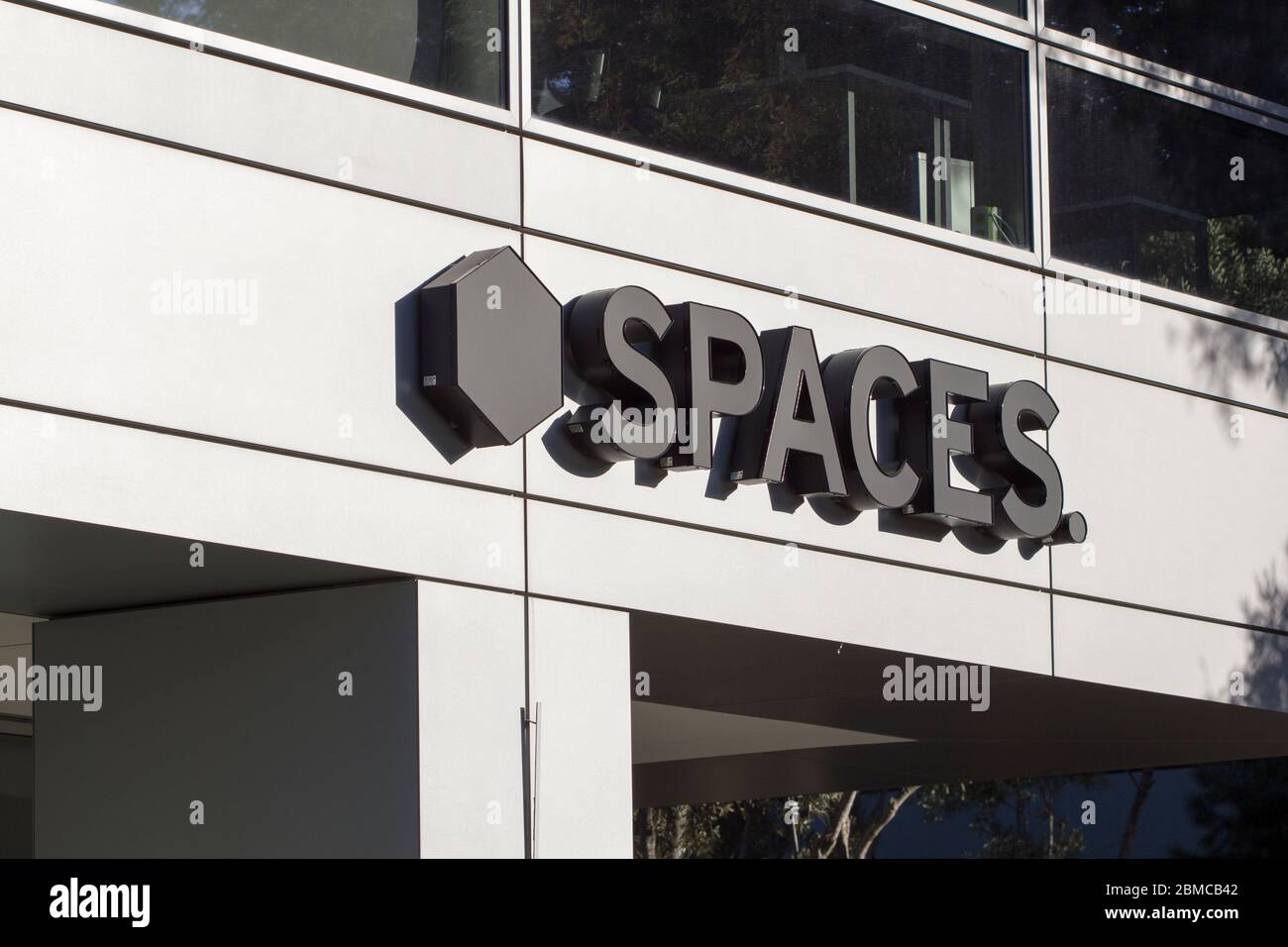 Le signe Spaces se trouve dans un espace de bureau Spaces à Santa Clara, Californie. Espaces a été fondée aux pays-Bas et acquise par Regus en 2015. Banque D'Images