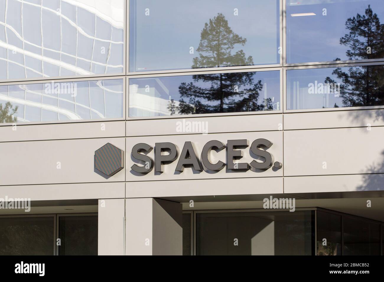 Le signe Spaces se trouve dans un espace de bureau Spaces à Santa Clara, Californie. Espaces a été fondée aux pays-Bas et acquise par Regus en 2015. Banque D'Images
