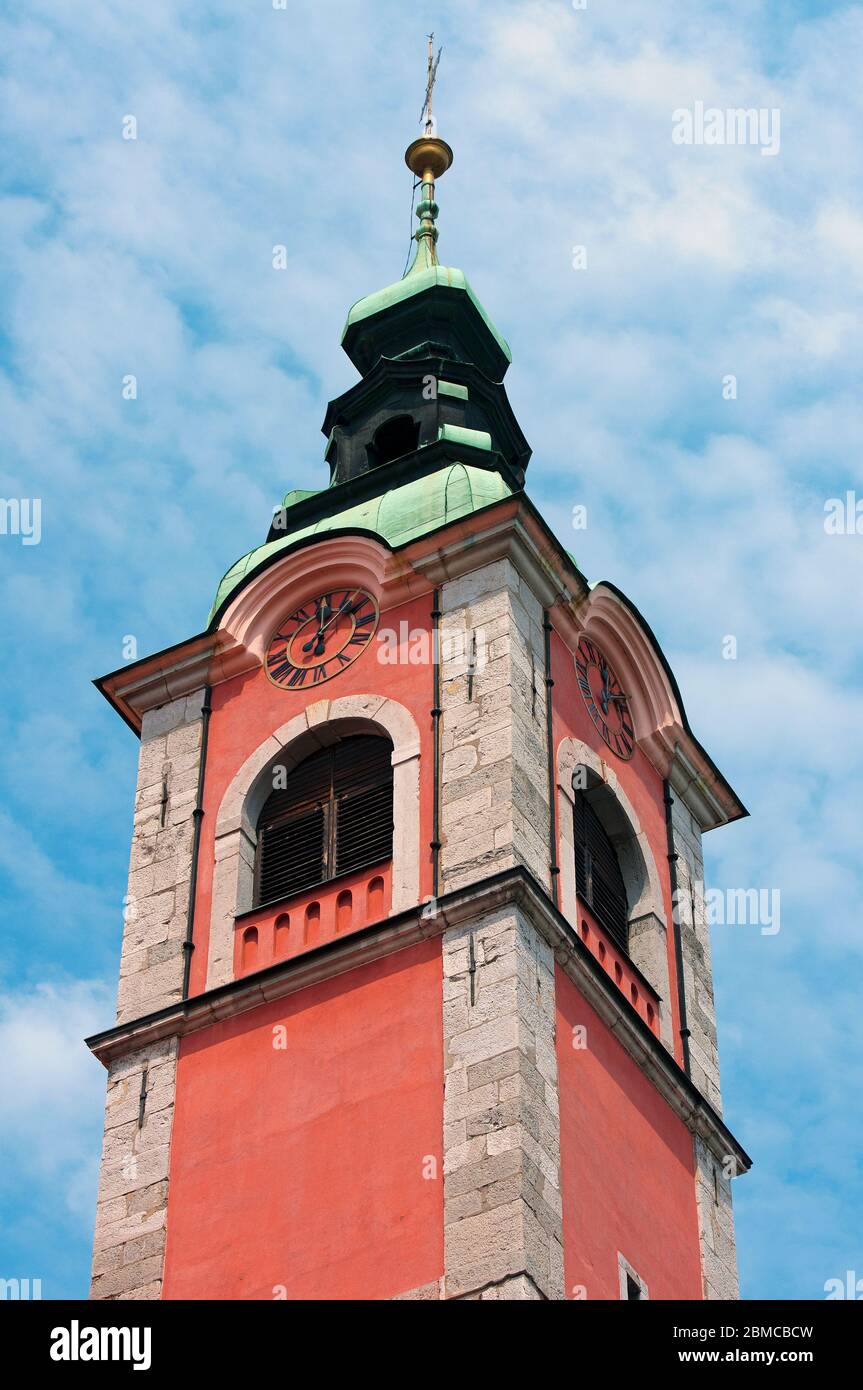 Haut de l'église franciscaine clocher à Ljubljana, Slovénie Banque D'Images