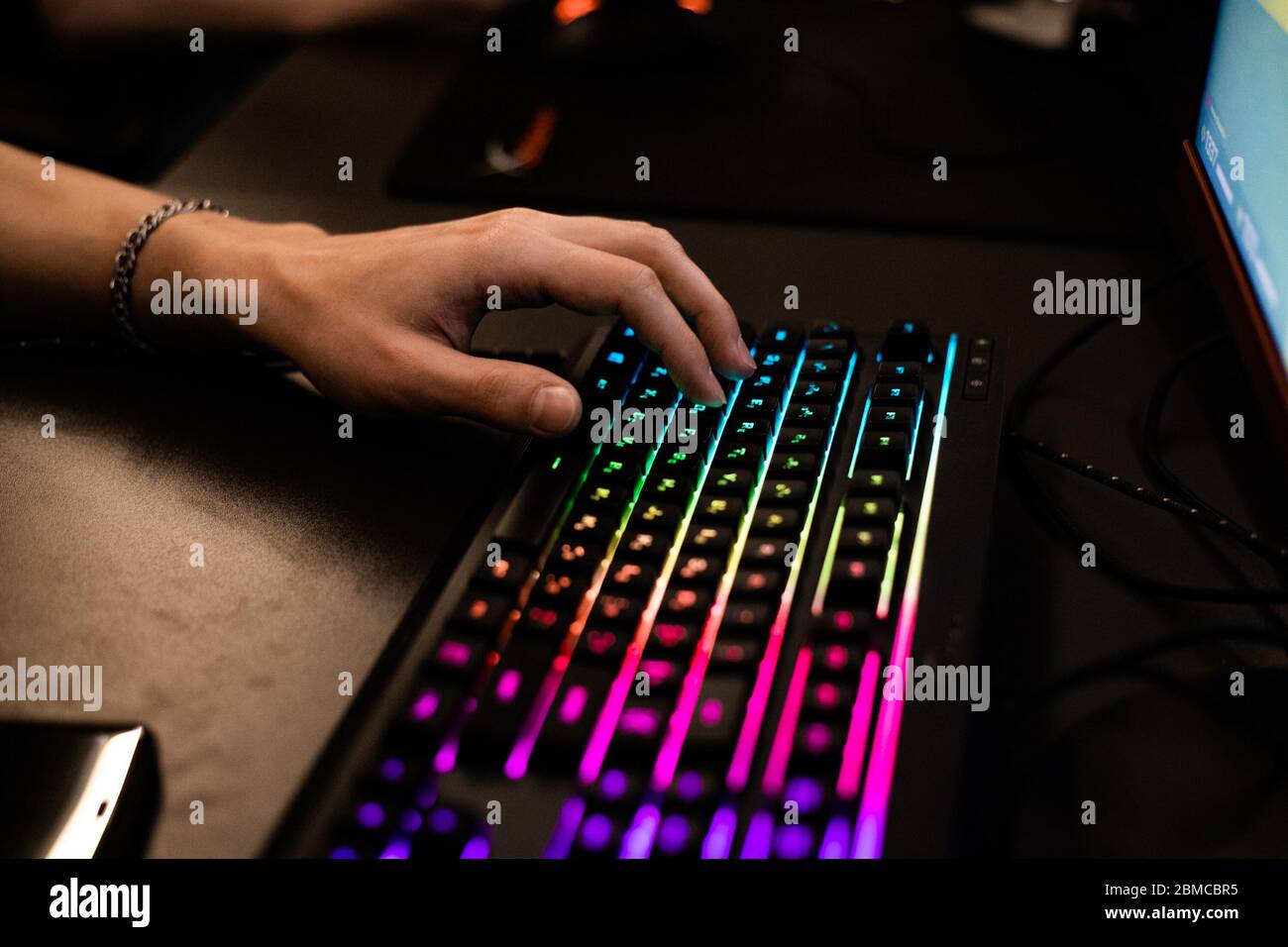 Le joueur à domicile joue avec un clavier rétroéclairé Banque D'Images