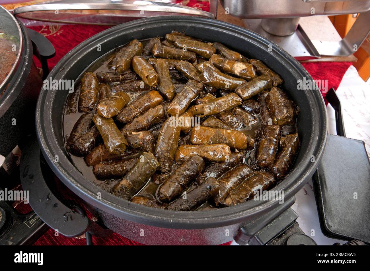 Cuisine de la nourriture typique à vendre dans la cuisine ouverte dans le marché central, Ljubljana, Slovénie Banque D'Images