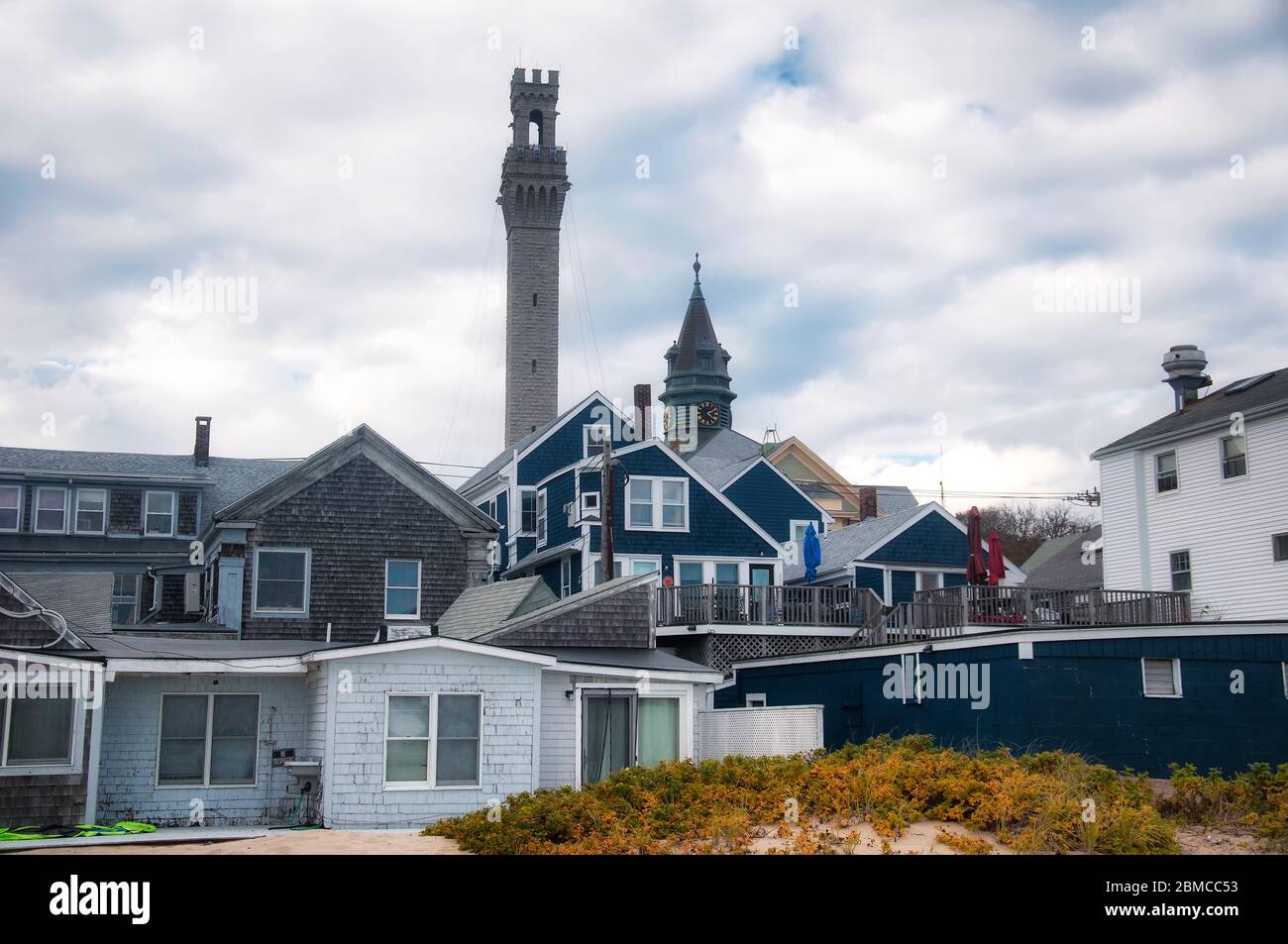 Le monument historique de pèlerinage et l'hôtel de ville se sont érigée au-dessus de provincetown massachusetts lors d'un nouvel automne en angleterre. Banque D'Images