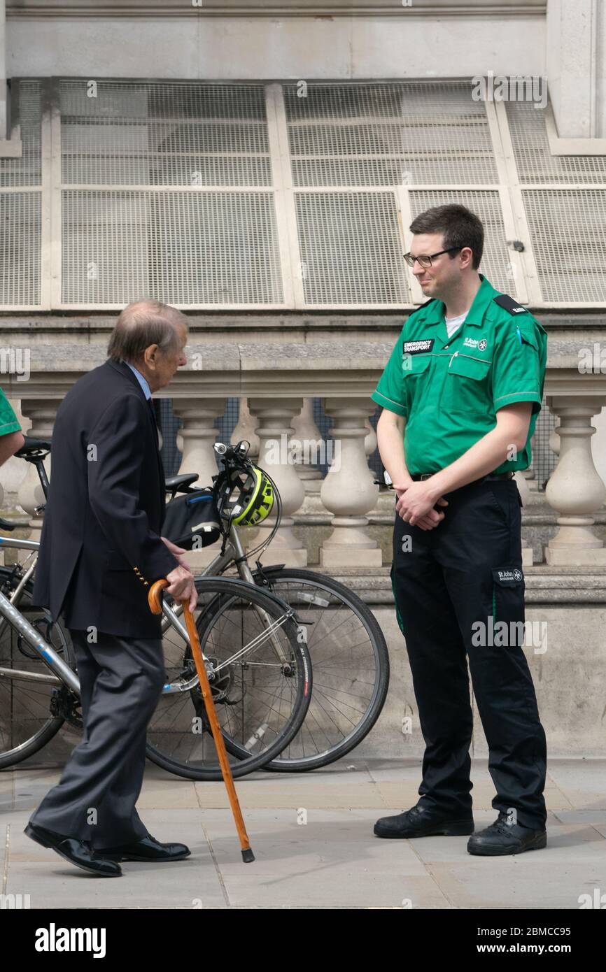 Londres, Royaume-Uni. Vendredi 8 mai 2020. Un vétéran, Lou Myers, 92 ans, discute avec un travailleur du NHS après avoir observé une minute de silence au Cenotaph pour commémorer le 75e anniversaire de la Journée du VE. Crédit : Roger Garfield/Alay Live News Banque D'Images