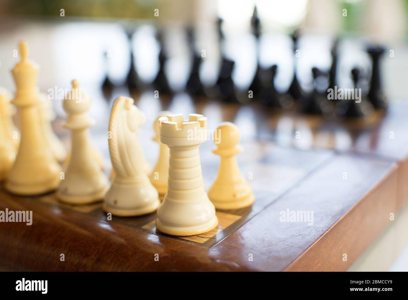 Jeu d'échecs prêt à jouer. Profondeur de champ étroite. Banque D'Images