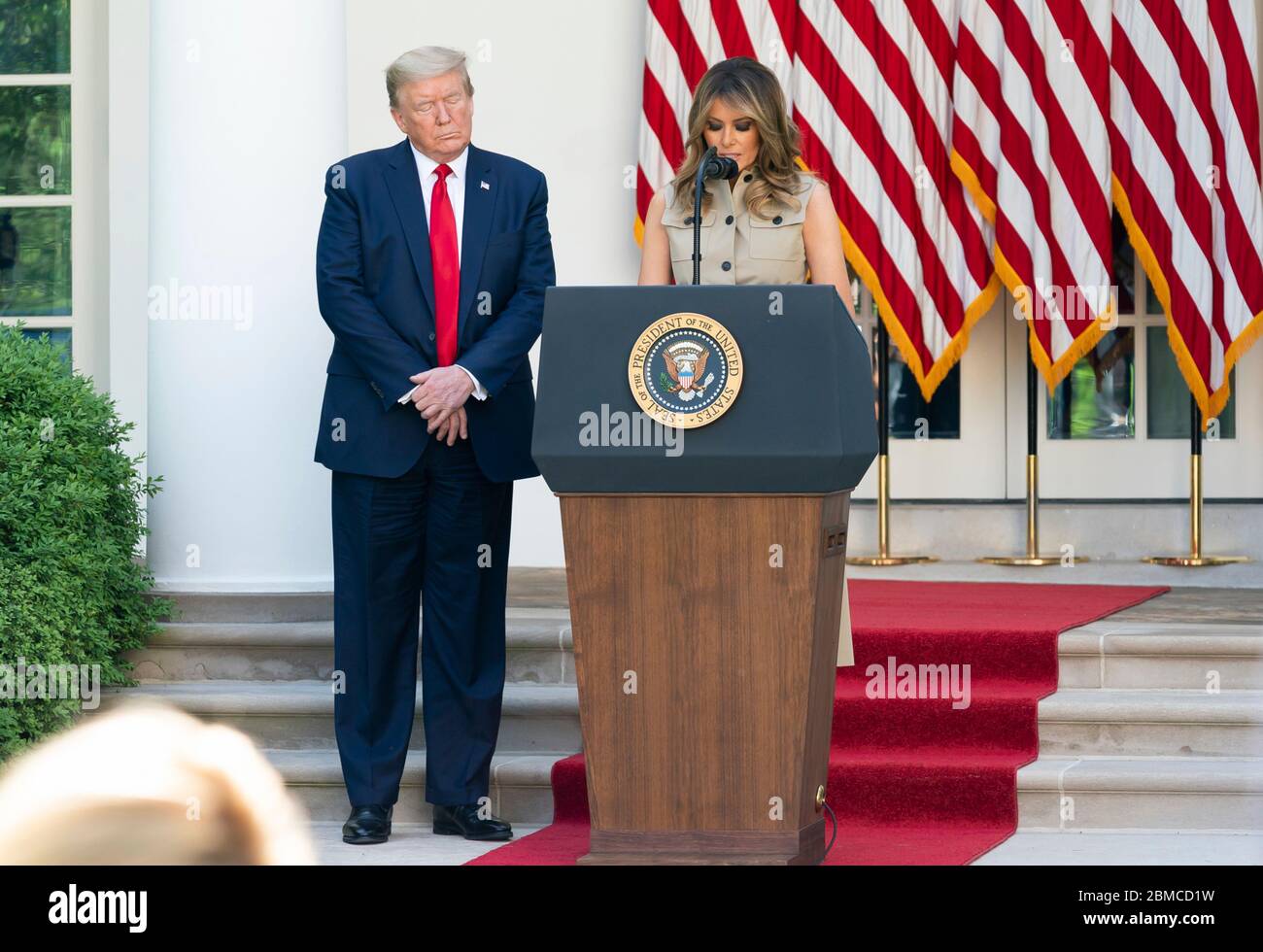 Washington, États-Unis d'Amérique. 07th Mai 2020. Washington, États-Unis d'Amérique. 07 mai 2020. Le président américain Donald Trump tire sa tête en tant que première dame Melania Trump livre une prière pour ouvrir la Journée nationale de prière dans le jardin des roses de la Maison Blanche le 7 mai 2020 à Washington, DC crédit: Andrea Hanks/White House photo/Alay Live News Banque D'Images