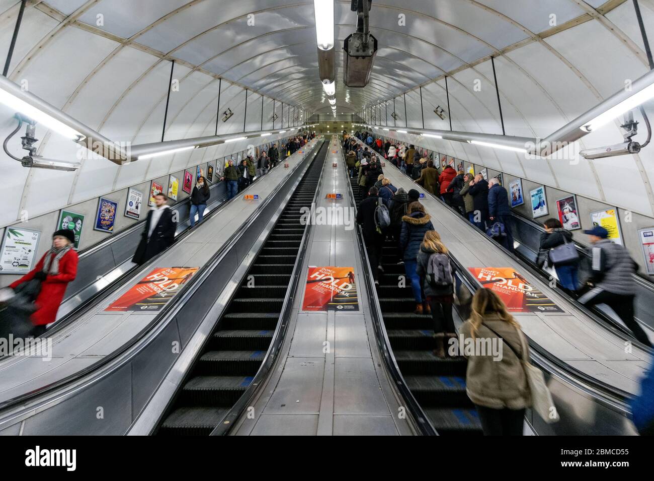 Personnes sur les escaliers mécaniques dans la station de métro Holborn, Londres Angleterre Royaume-Uni Banque D'Images