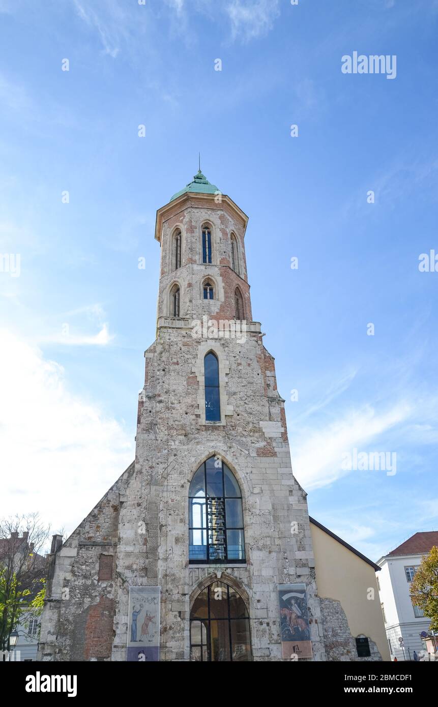 Budapest, Hongrie - 6 novembre 2019 : Tour de l'église Sainte-Marie-Madeleine dans la vieille ville historique. Tour Buda. Photo verticale, ciel bleu au-dessus. Banque D'Images