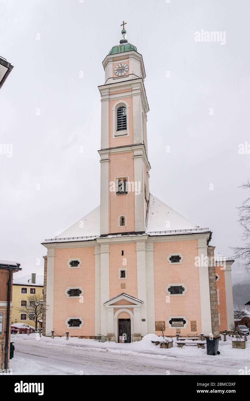 5 févr. 2020 - Berchtesgaden, Allemagne: L'église enneigée Kath. Kirche St. Andreas avec parking à l'hôtel de ville Banque D'Images
