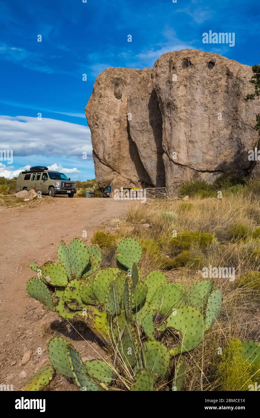 Camping parmi les pinnacles du parc national de la ville de Rocks, situé entre Silver City et Deming dans le désert de Chihuahuan, Nouveau-Mexique, Etats-Unis Banque D'Images
