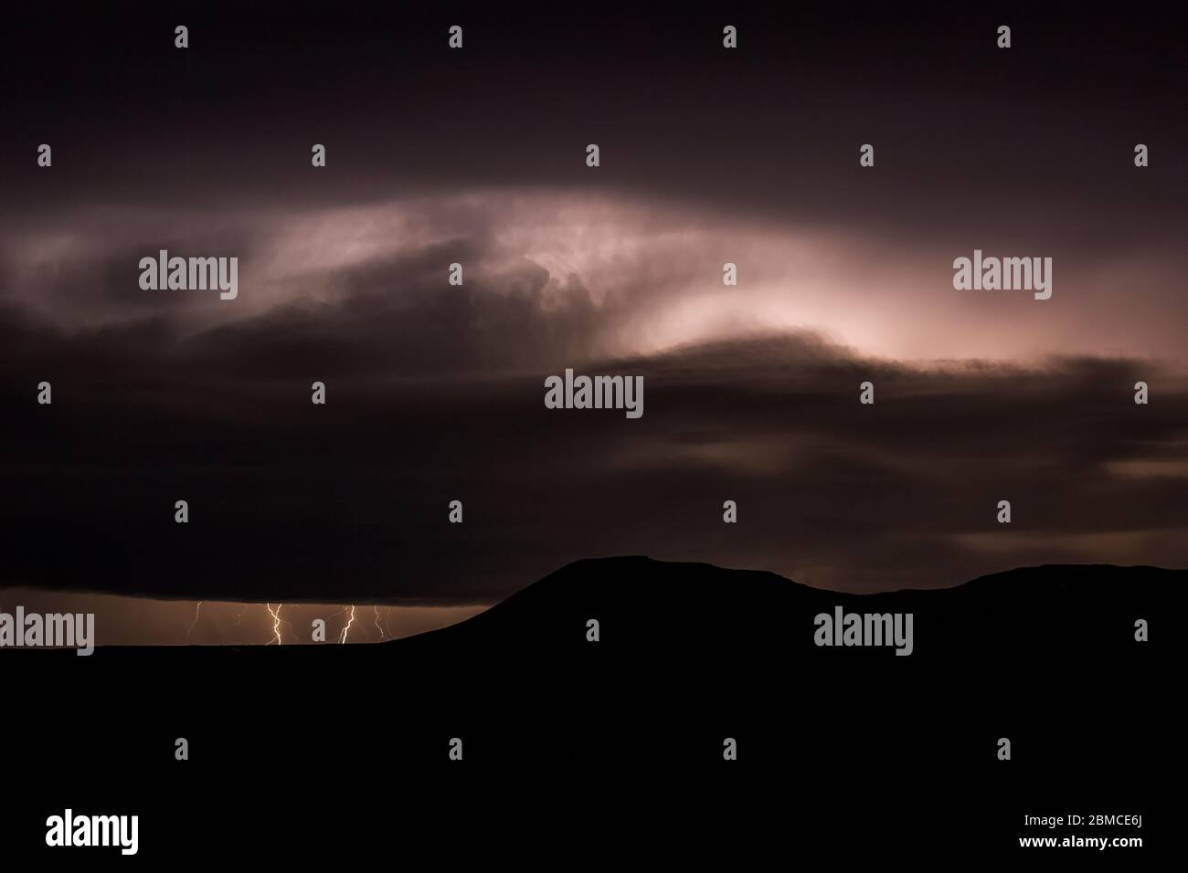 Orage nocturne intense avec foudre nuageuse au-dessus de la vallée de Mimbres et des montagnes environnantes, vue depuis le parc national de City of Rocks, Banque D'Images