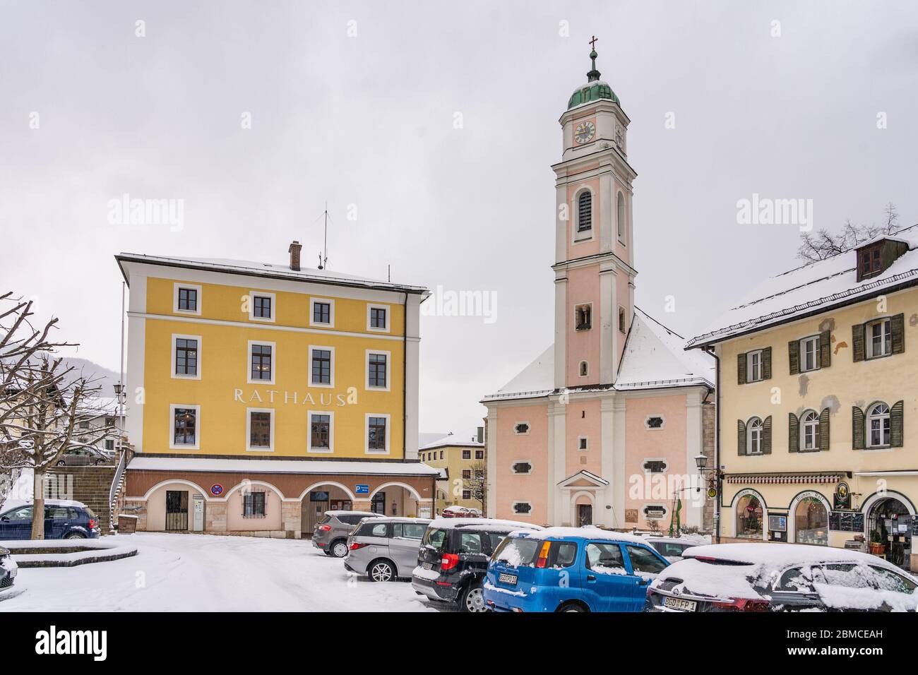 5 févr. 2020 - Berchtesgaden, Allemagne: L'église enneigée Kath. Kirche St. Andreas avec parking à l'hôtel de ville Banque D'Images