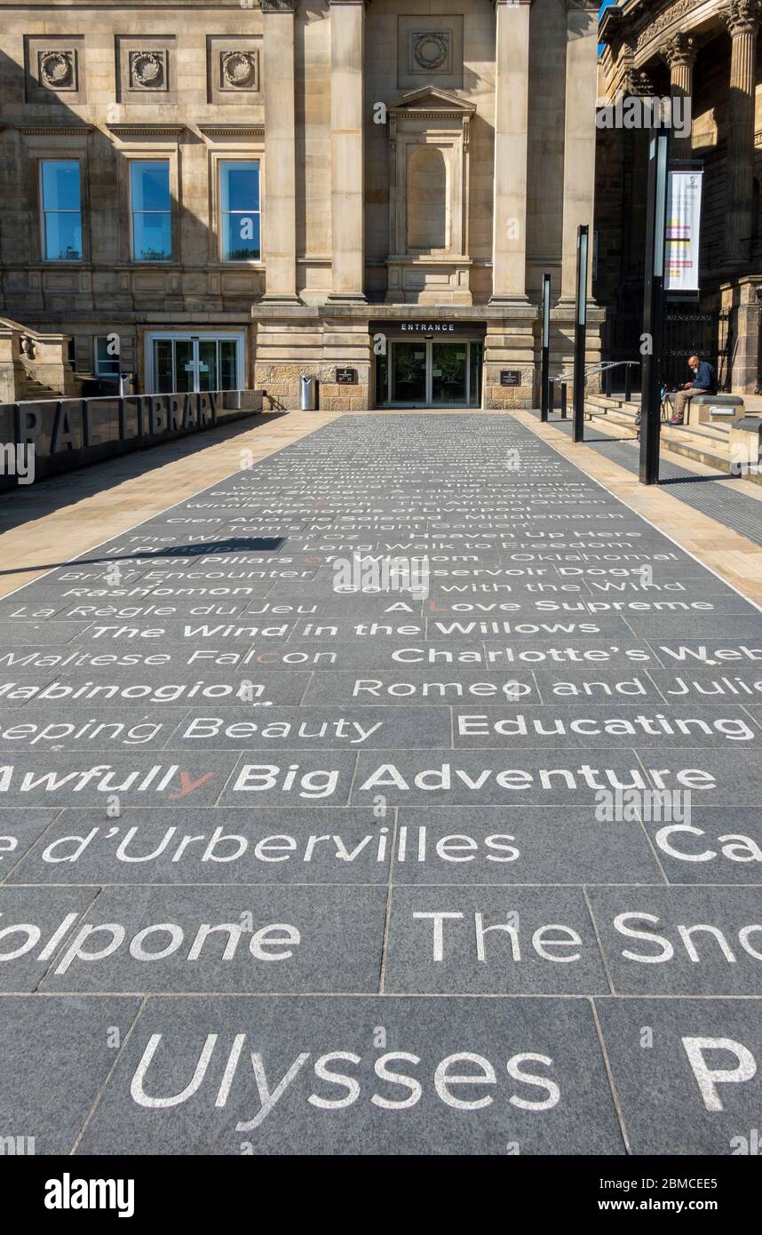 Réservez des titres à l'entrée de la bibliothèque centrale de Liverpool Banque D'Images